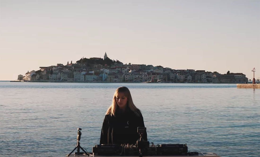 Poznata DJ-ica Nora Van Elken snimila video u Primoštenu: Pogledat će ga 10 milijuna njezinih pratitelja