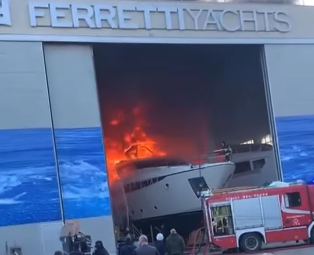 VIDEO Požar u brodogradilištu progutao 30-metarsku luksuznu jahtu taman prije isporuke kupcu