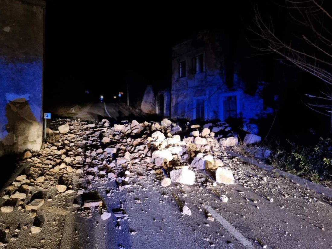 FOTO/VIDEO Bura srušila kuću koja je zatrpala cestu iznad Crikvenice