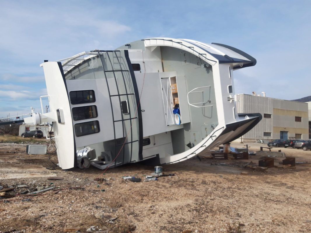 VIDEO Bura prevrnula brod na suhom vezu u Kaštelima, na teren izašla i policija