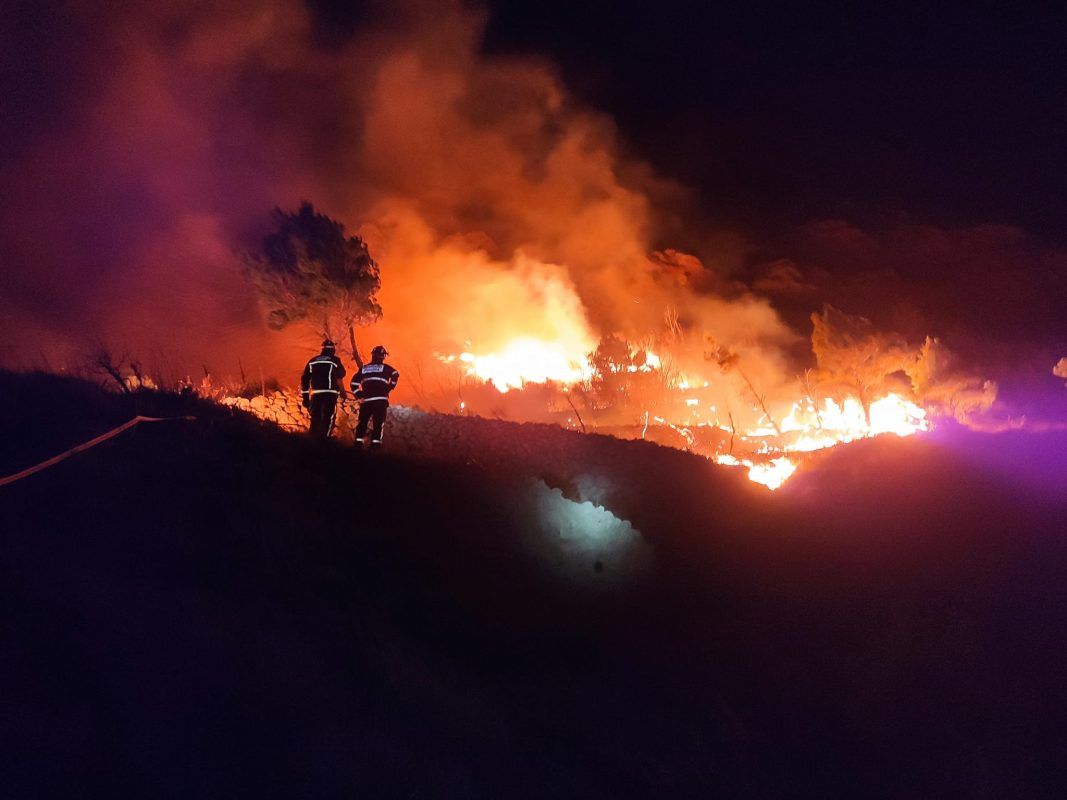 PAKAO KOD OMIŠA Vatrenu frontu na orkanskoj buri gasi više od 100 vatrogasaca!