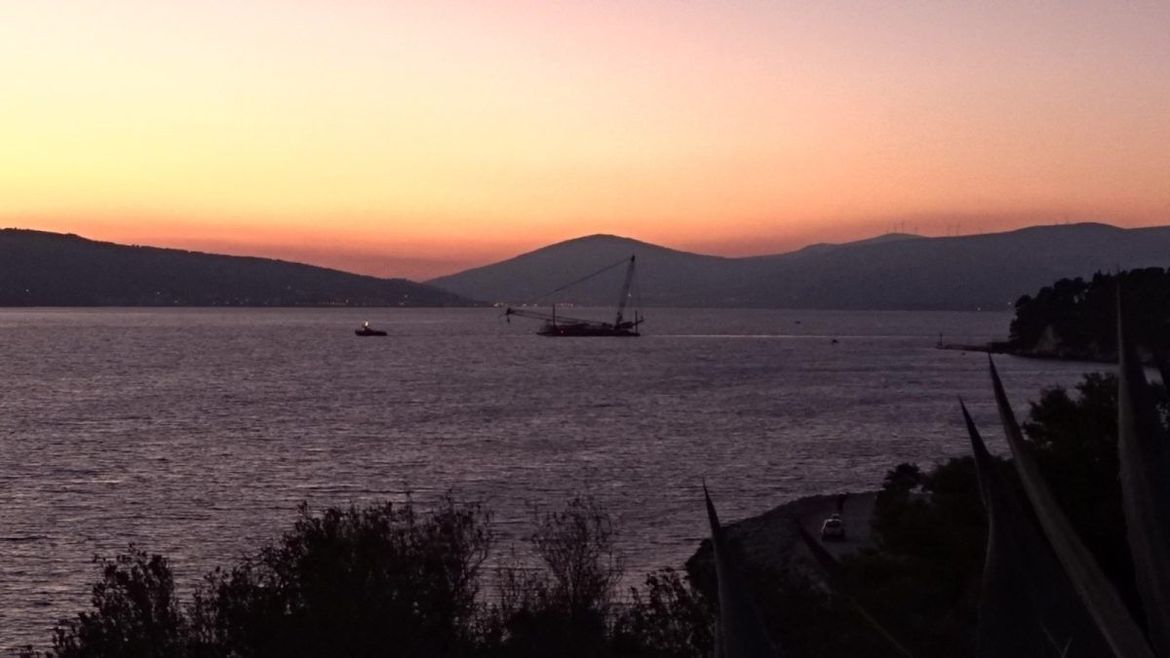 FOTO: PLOVIT ĆE 24 SATA Tegljač s dizalicom nosivosti 750 tona isplovio prema Pelješcu