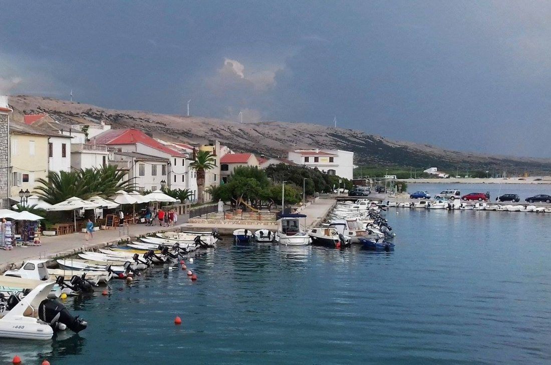 Postavljanjem pontona, povećava se broj vezova u luci Pag