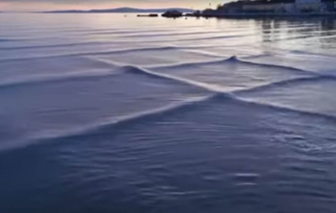 NEOBIČAN FENOMEN U SPLITU Četvrtasti ili križni valovi koji tvore kvadrate na površini mora