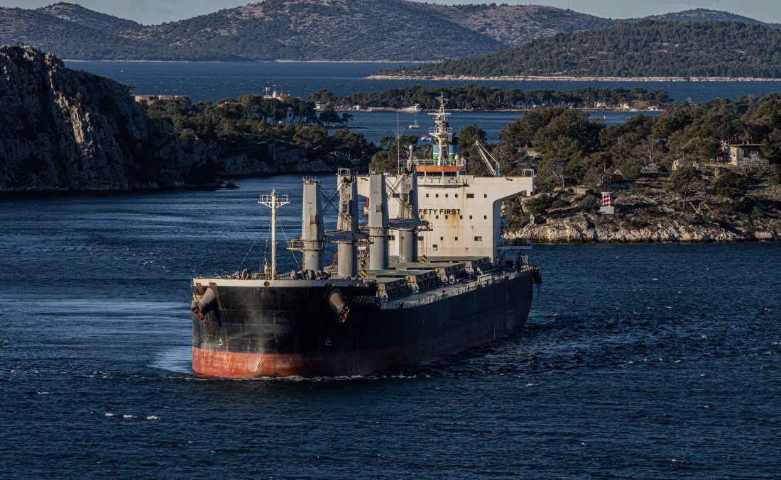 FOTO Pogledajte grdosiju koja će u Šibeniku ostati 10-ak dana