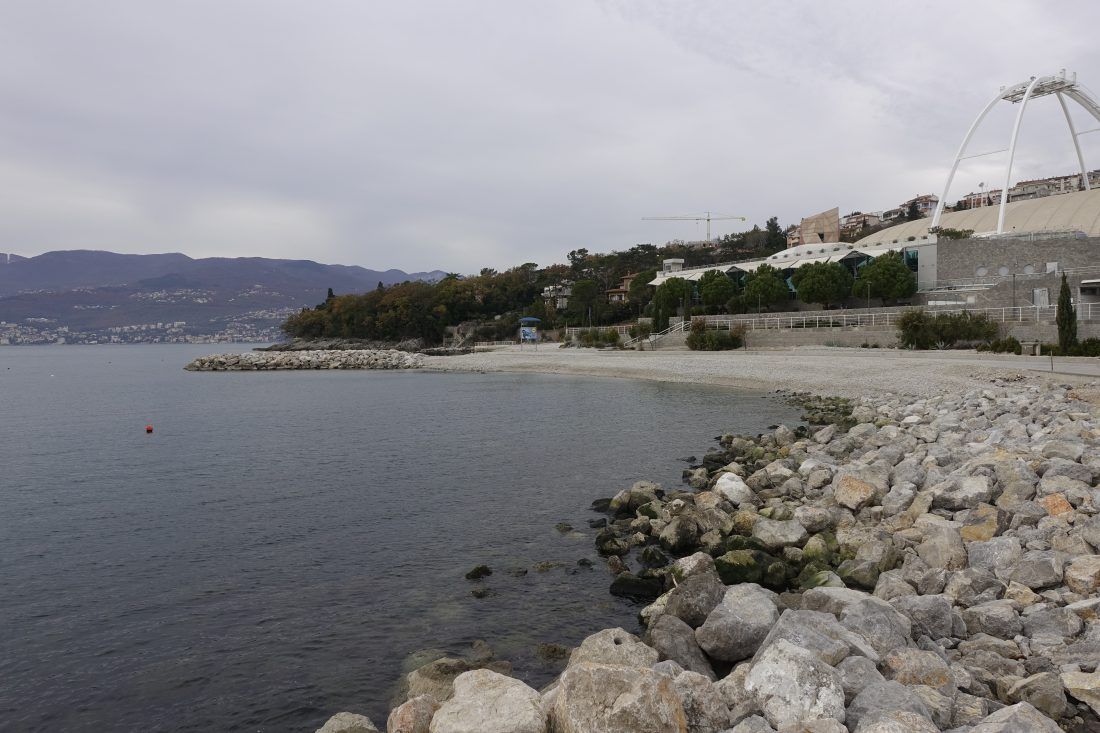 Šareni kamenčići osvanuli na plaži na Kantridi. Evo o čemu se radi
