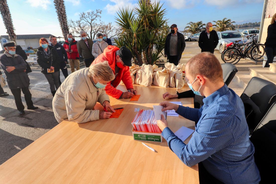 Na Viru umirovljenicima podijelili milijun kuna