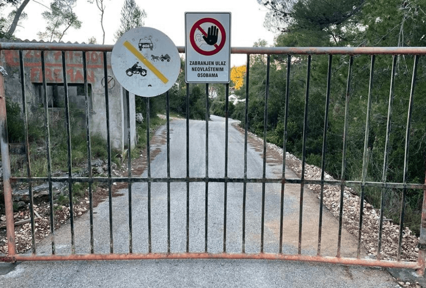 Općina Lumbarda ograničila pristup vojarni Ražnjić zbog nedozvoljene sječe borova