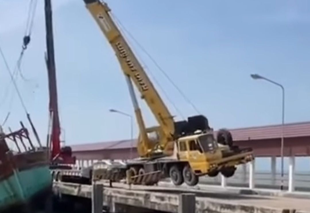 VIDEO U pokušaju izvlačenja broda, u moru završili i brod i dizalica