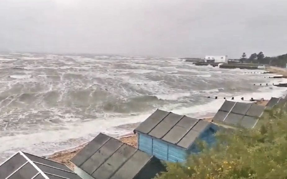 Jedna od najgorih oluja u posljednjih 30 godina pogodila Veliku Britaniju