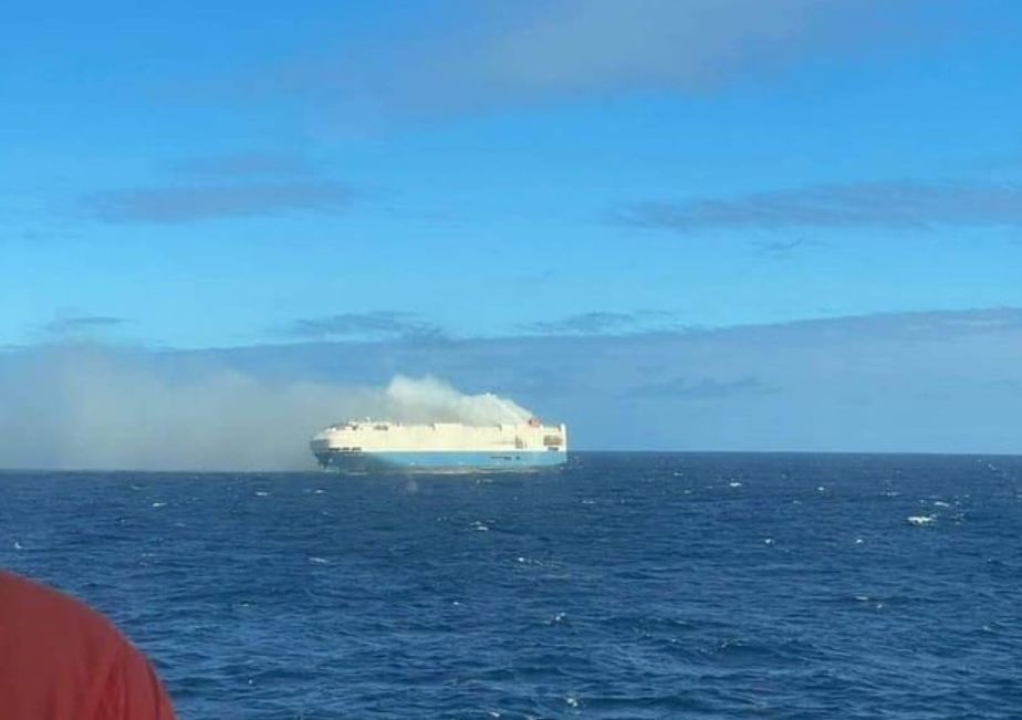 VIDEO Usred Atlantika buknuo požar na brodu koji je prevozio luksuzne automobile