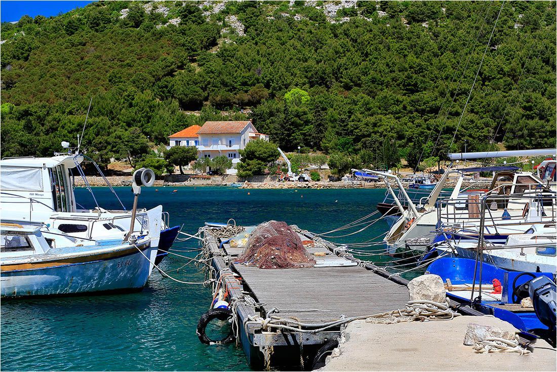 U Dragama provaljeno u brod i ukradene kante s gorivom