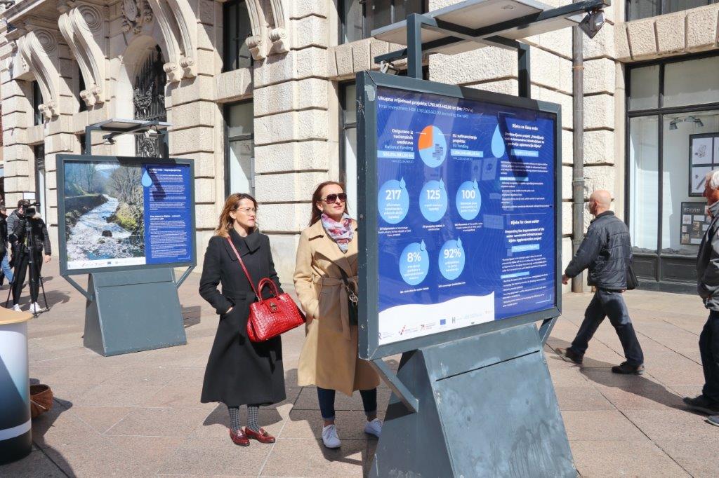 Na riječkom Korzu postavljena izložba na kojoj možete čuti kako zvuči riječka voda