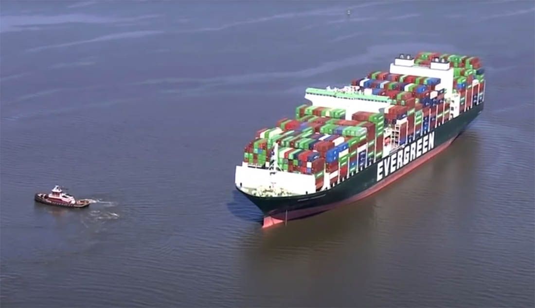 VIDEO Nasukao se veliki Evergreenov kontejneraš