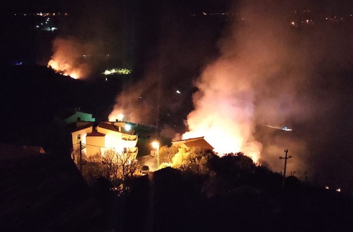 Požar na Omiškom području izbio u blizini kuća
