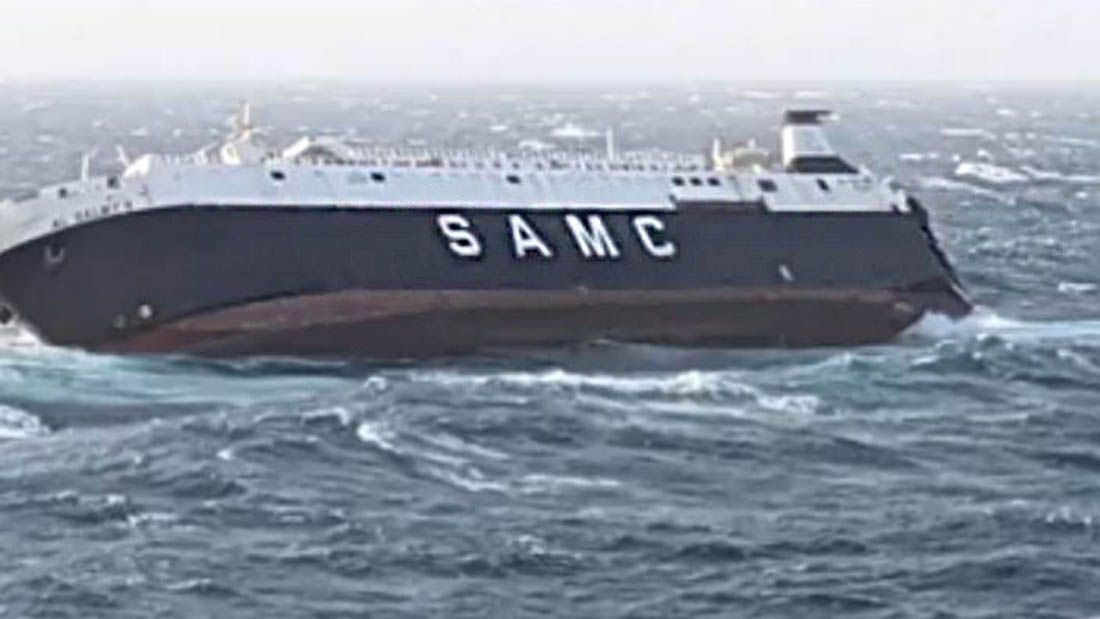 Prevrnuo se teretni brod s 30 članova posade