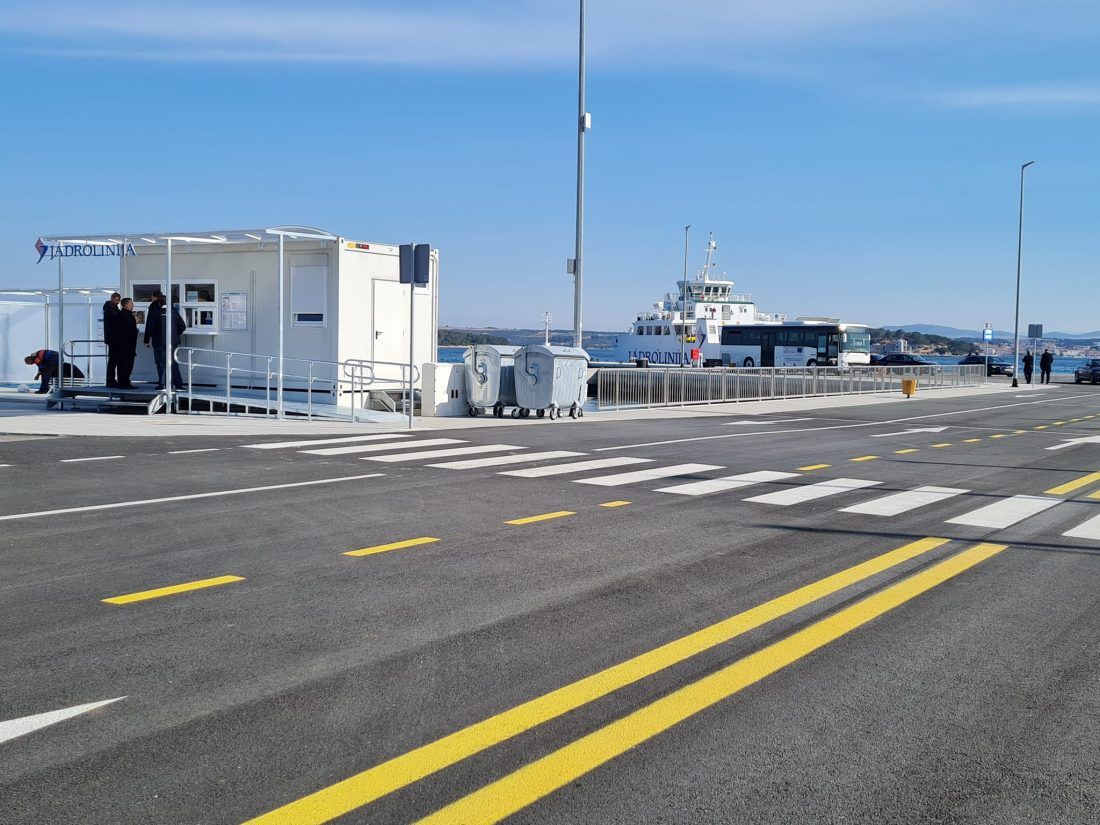 Pristajanjem trajekta iz Biograda, i službeno otvorena novoobnovljena trajektna luka Tkon na Pašmanu