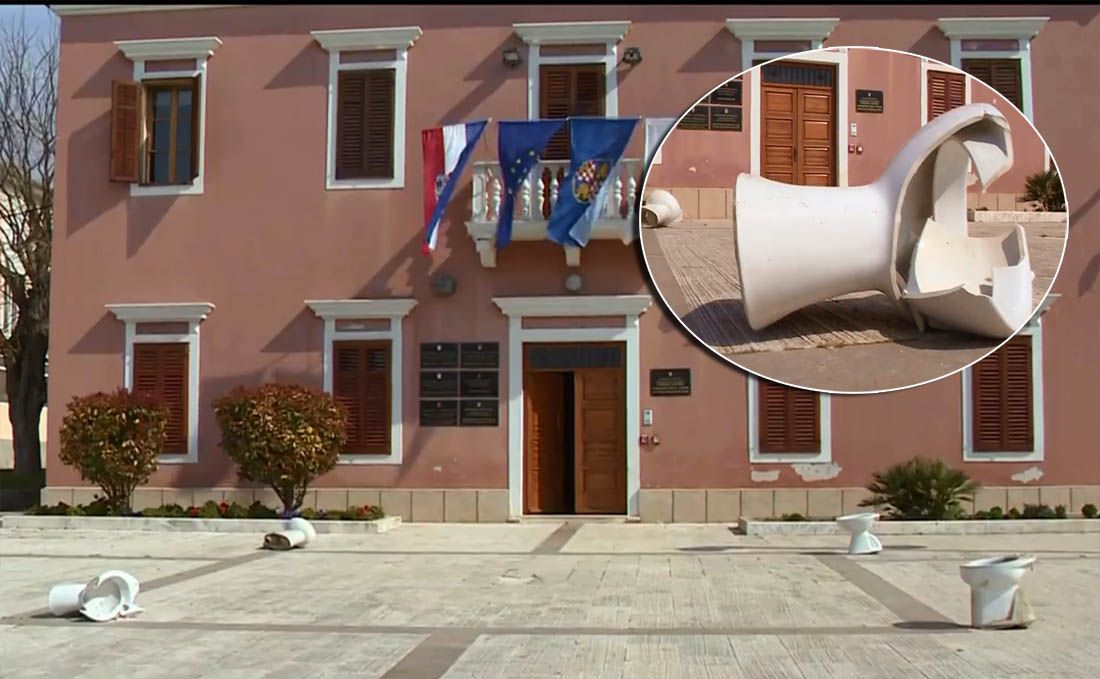 Na biogradskom trgu ispred gradske uprave osvanula gomila wc školjki