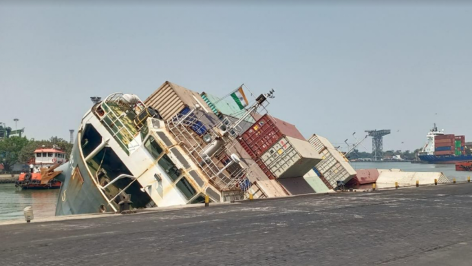 VIDEO Brod pretrpan teretom prevrnuo se na pristaništu