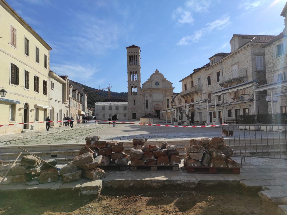 Građani Hvara biraju koji kamen žele na hvarskoj Pjaci