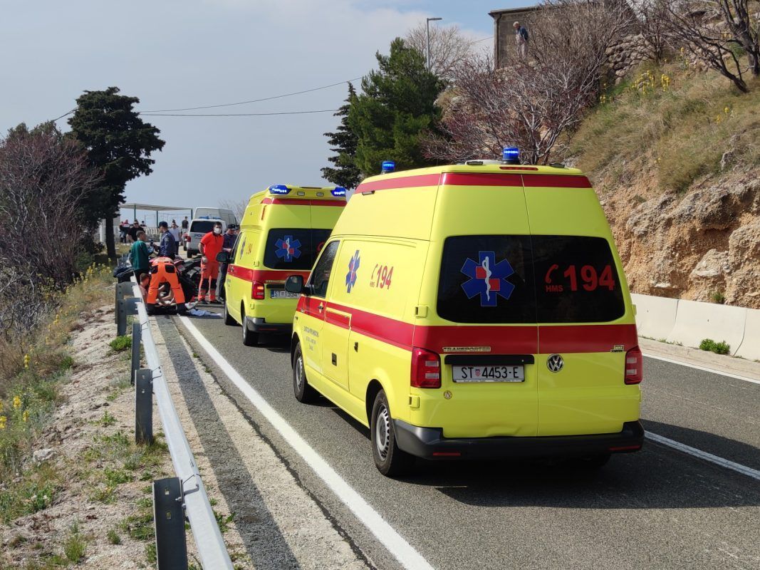 TRI OSOBE ZAVRŠILE U BOLNICI Sudarili se motocikli na Jadranskoj magistrali u Brelima
