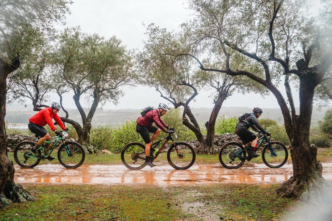 FOTO Unatoč jakoj kiši, brdski biciklisti osvojili su Cres, danas slijedi završnica na Lošinju