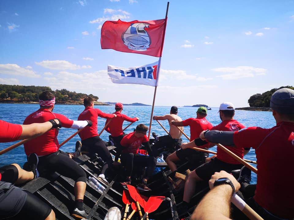 DOVESLALI IZ SAVUDRIJE U PULU Metkovski lađari svečano dočekani na pulskoj Rivi