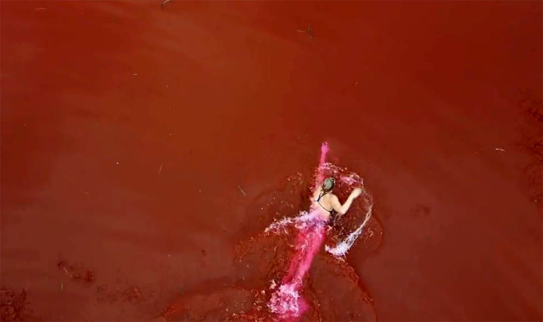 U znak prosvjeda olimpijka plivala u krvavo crveno obojanom jezeru