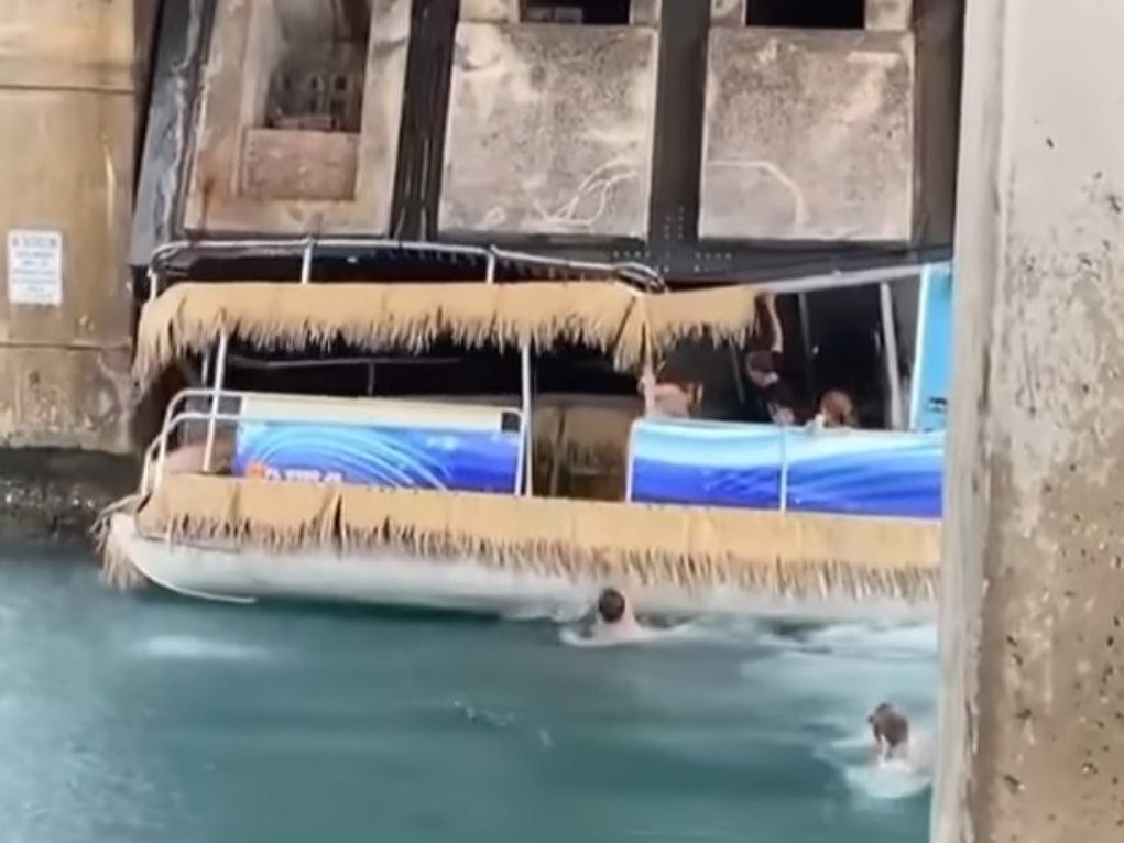 VIDEO Htjeli se skloniti od kiše pa ih prignječio pokretni most