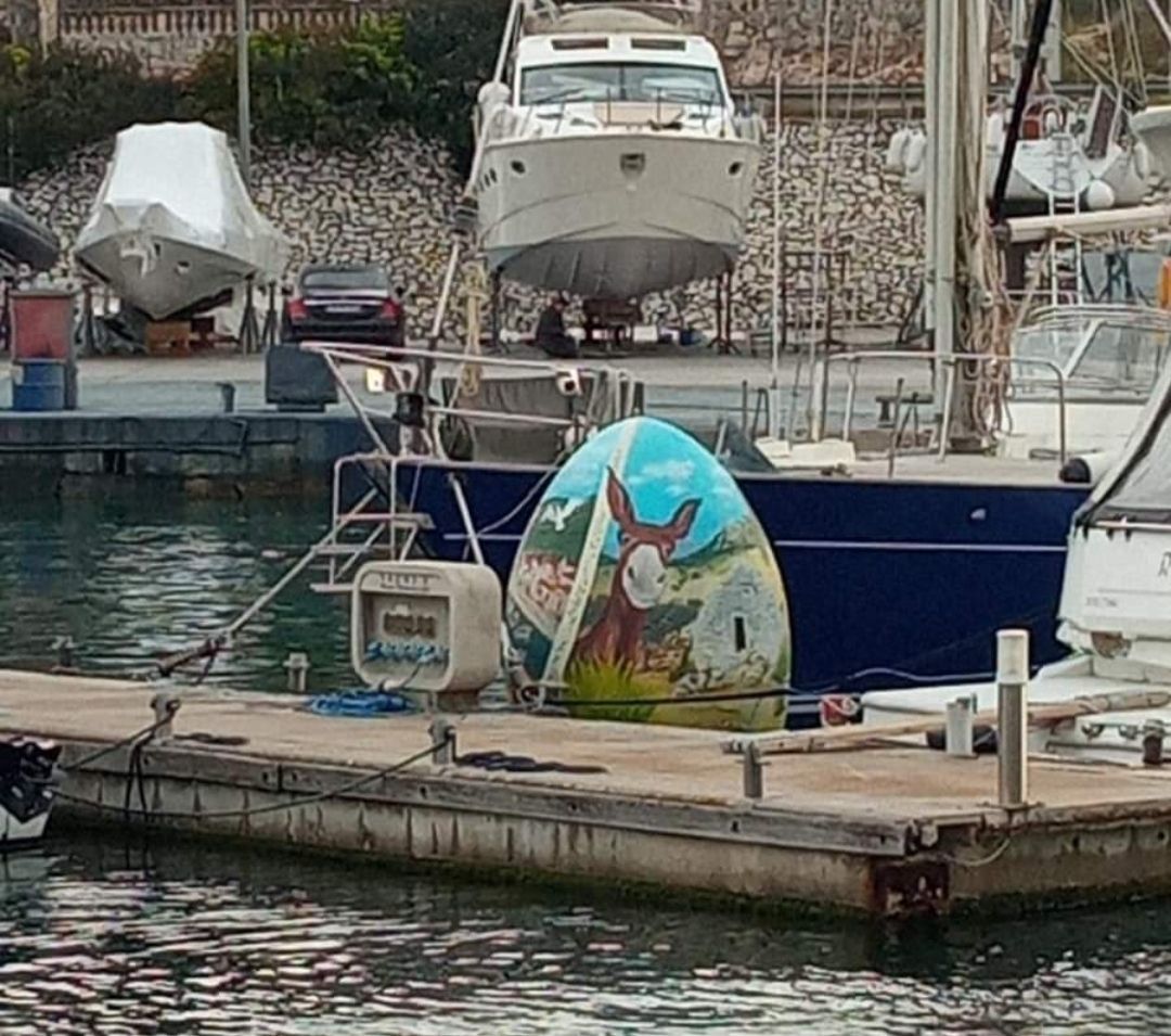 Vandalima smetala prigodna skulptura pa je bacili u more