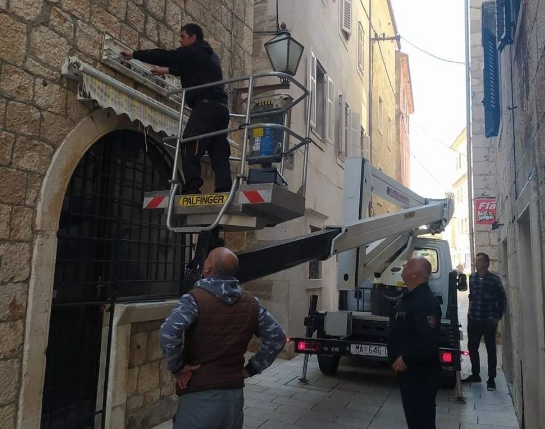 Počelo uklanjanje reklamnih panoa iz stare gradske jezgre u Makarskoj