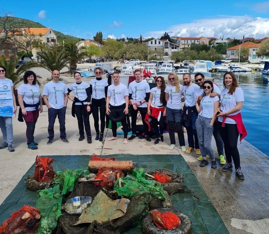 Iz podmorja mjesne luke izvukli više od 500 kilograma otpada