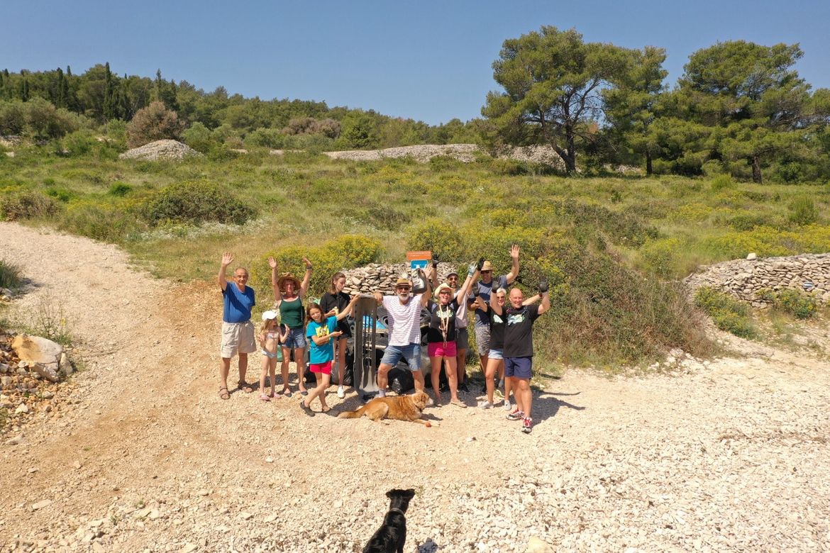 Dvadeset četvero ljudi plus četiri psa, jednako čista plaža na Prbuji u Sutivanu na Braču.