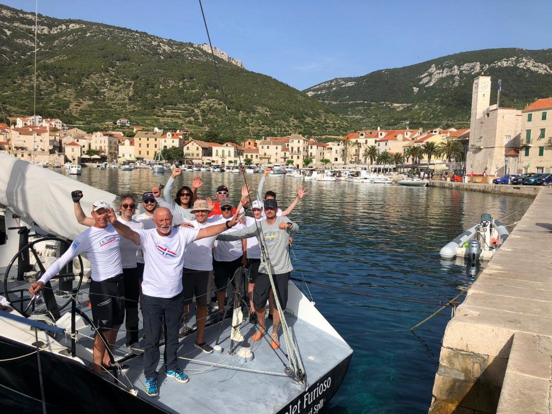 Samo 8 jedrilica jedrima doplovilo do cilja prve etape 31. Komiške regate