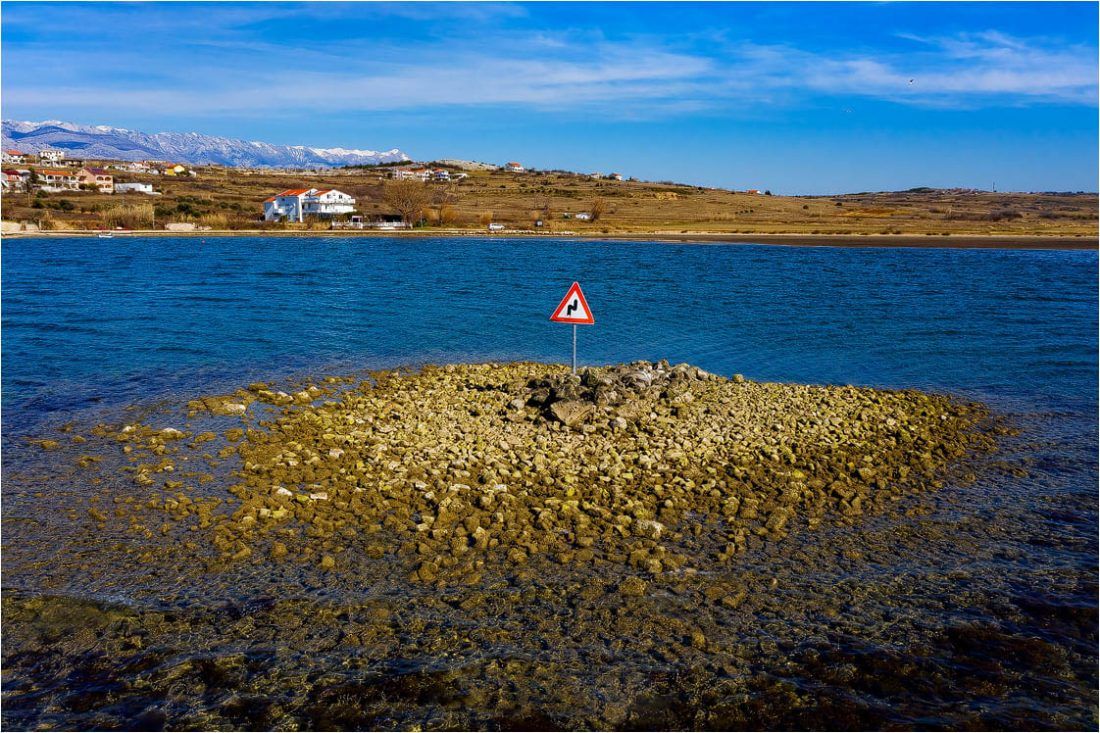 PAZI! Opasni zaljevi, od kojih je prvi udesno