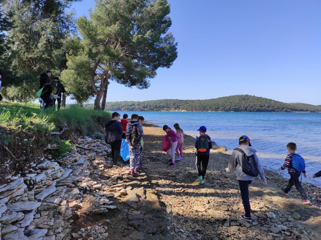 Školarci organizirano čiste plaže i podmorje u Istri
