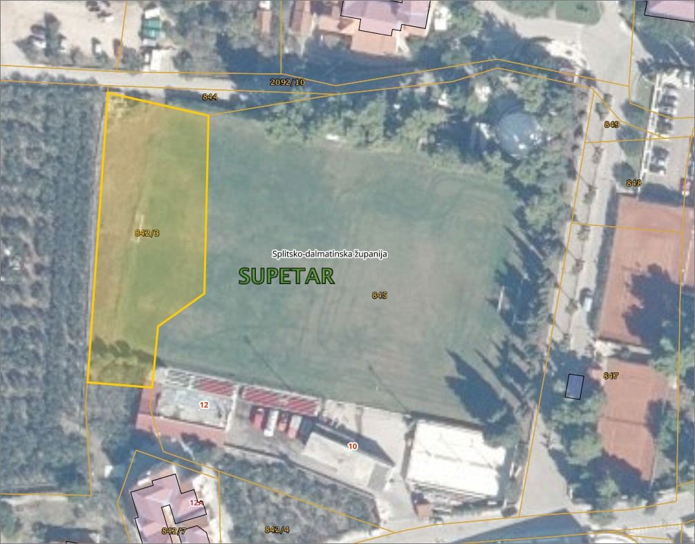 Provedena ovrha nad nogometnim igralištem u Supetru – Gradonačelnicu sve podsjeća na Alana Forda