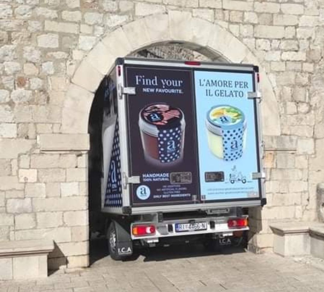 FOTO Kamionom pokušao bez dozvole ući u dubrovačku staru jezgru pa zapeo za zidine