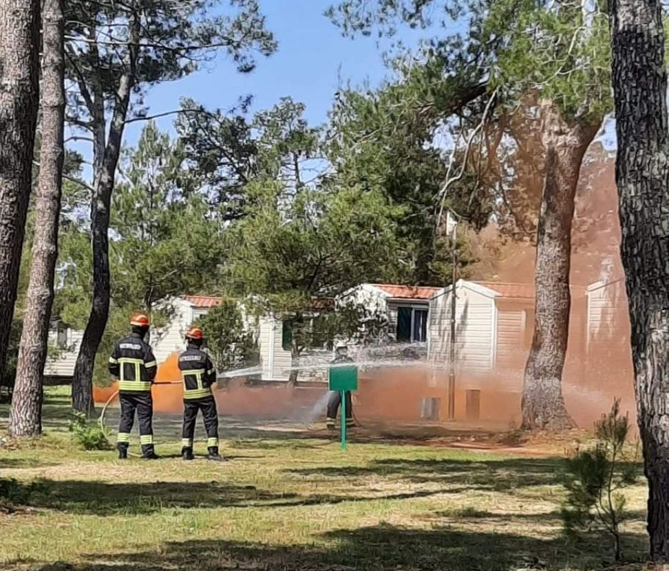 Evakuacija turista i gašenje požara u kampu