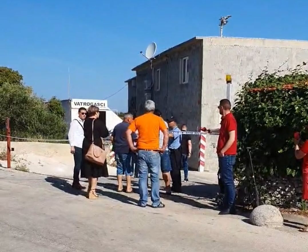 ODGOĐENA DELOŽACIJA Svpetrvs hoteli ipak nisu uspjeli jutros ući u posjed nogometnog igrališta NK Jadran u Supetru