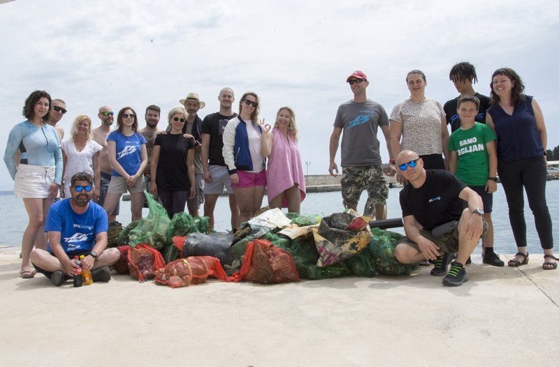 Ronioci, đaci i mještani tijekom vikenda očistili podmorje i obalu u mjestu Ugljan