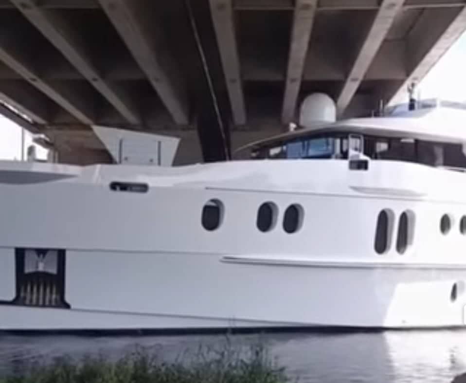 VIDEO Preuzeo luksuznu jahtu s remonta pa njome udario u most