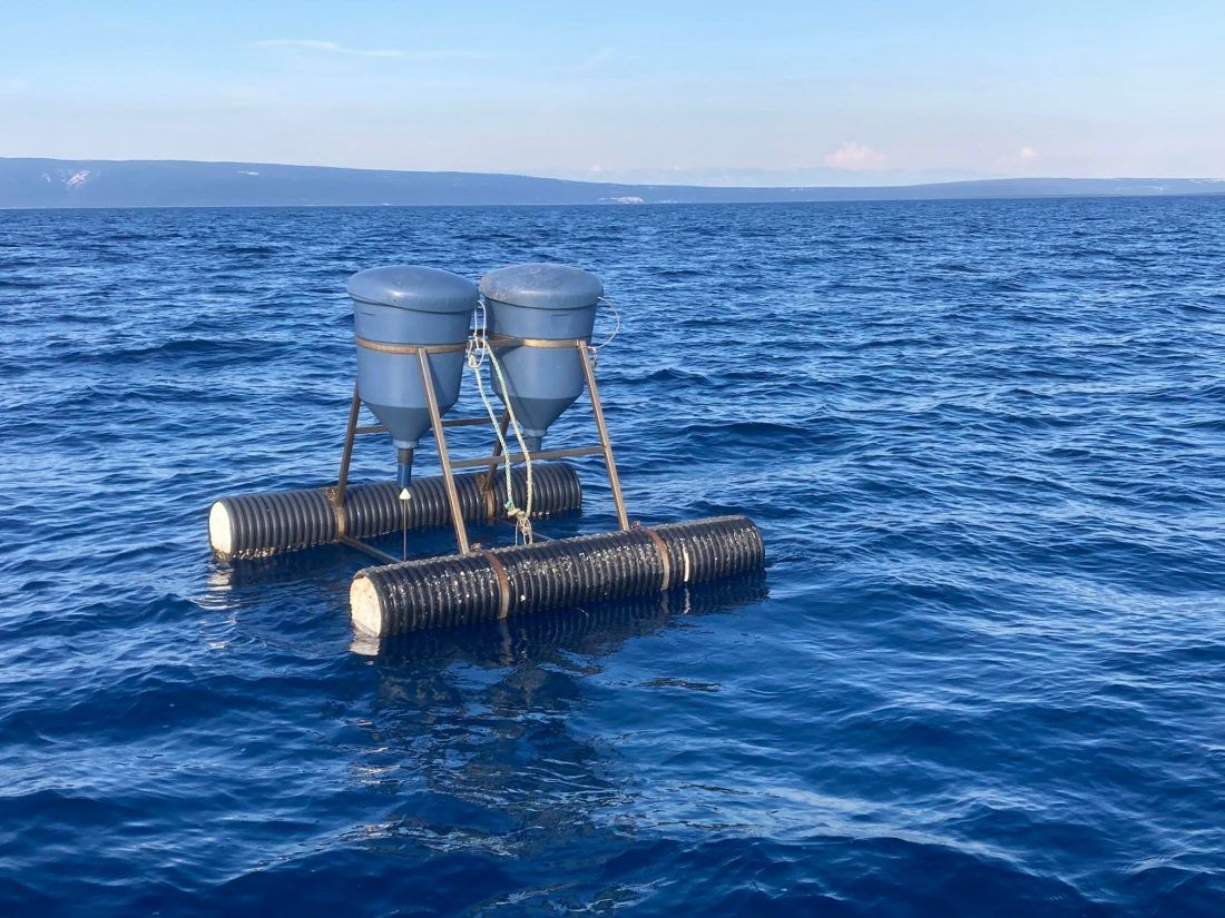 NEOBIČAN OBJEKT PLUTA KVARNEROM Nitko ne zna što je! Ministarstvo mora: “Odaslan ‘SECURITE’ signal, to nije naše!”