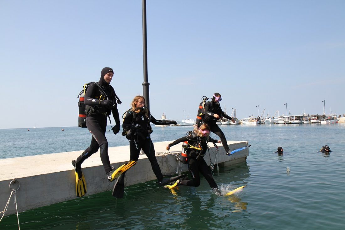 Djeca iz Ukrajine i područja Banovine čiste podmorje  s roniocima civilne zaštite Republike Hrvatske