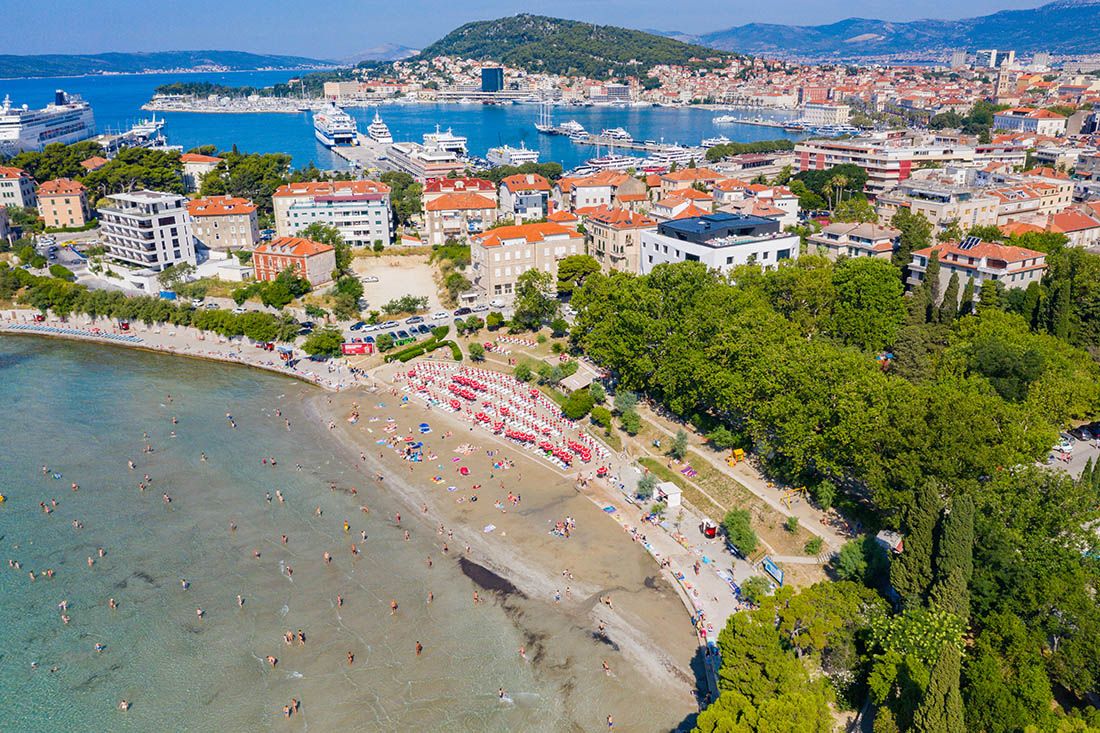 Maloljetnik i 19-godišnjak prijetili pištoljem turistima na splitskoj plaži i tražili novac