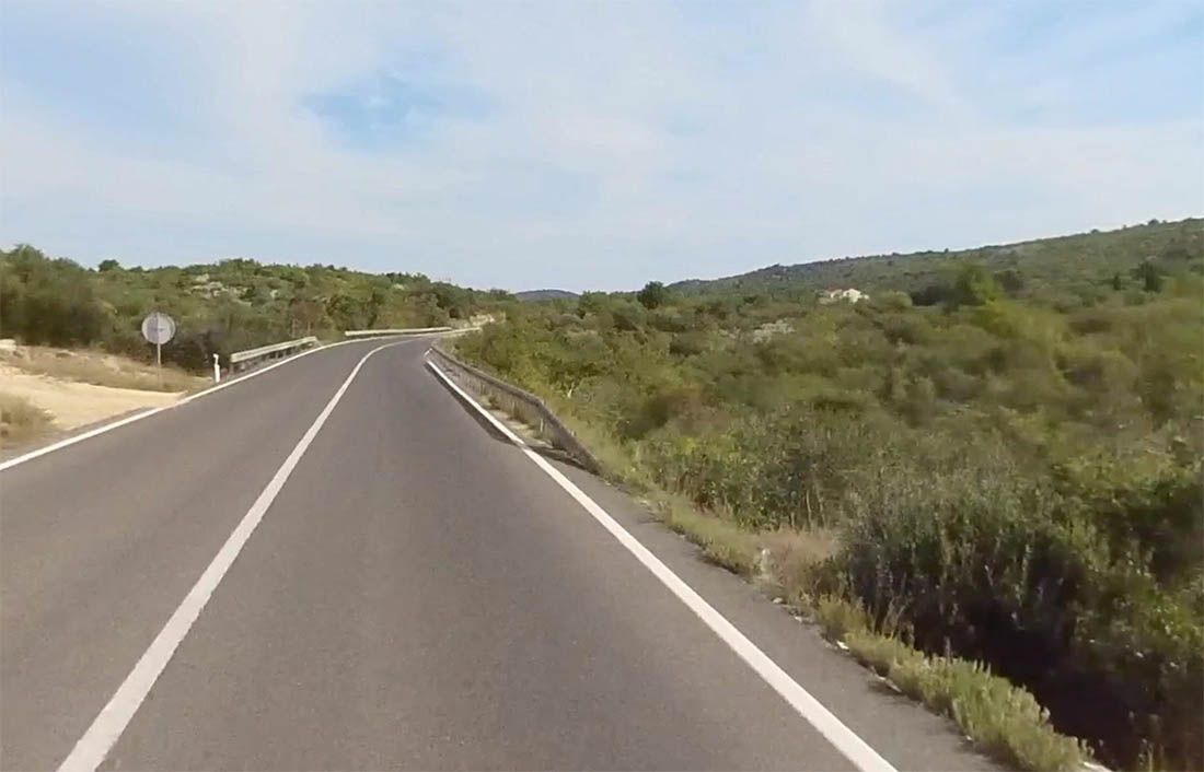 Sudar dva vozila kod Rogoznice, jedan automobil završio u provaliji