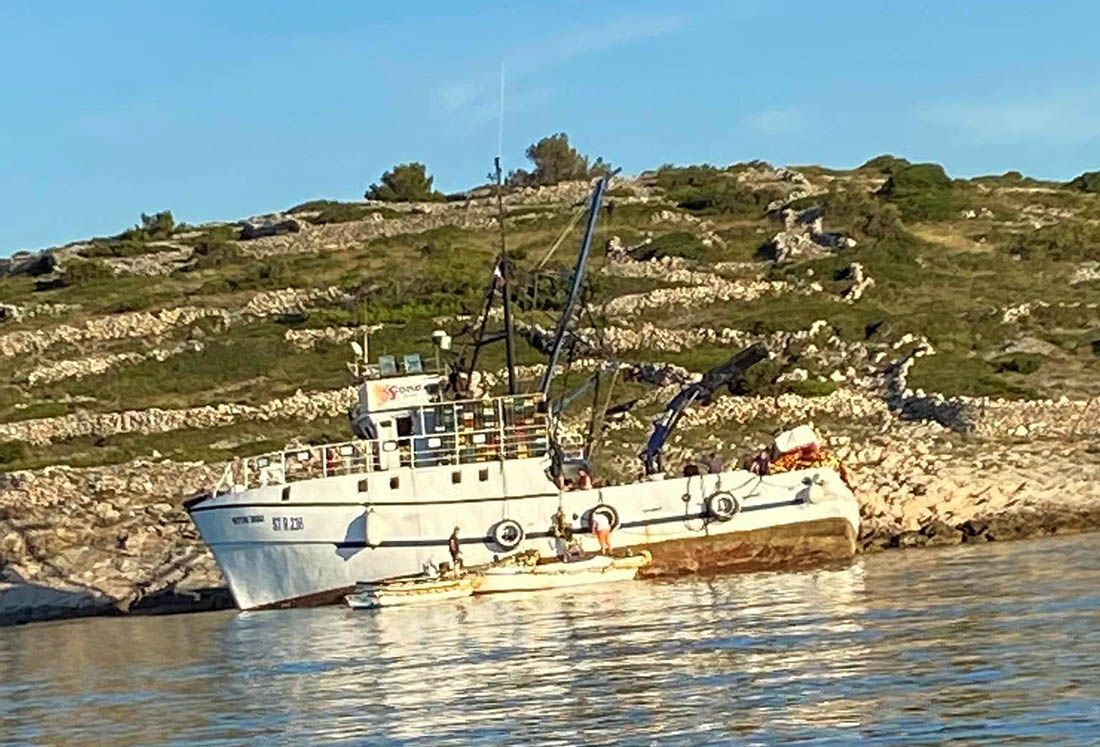 FOTO Plivarica s 19 tona nafte završila na hridima otoka Kaprija