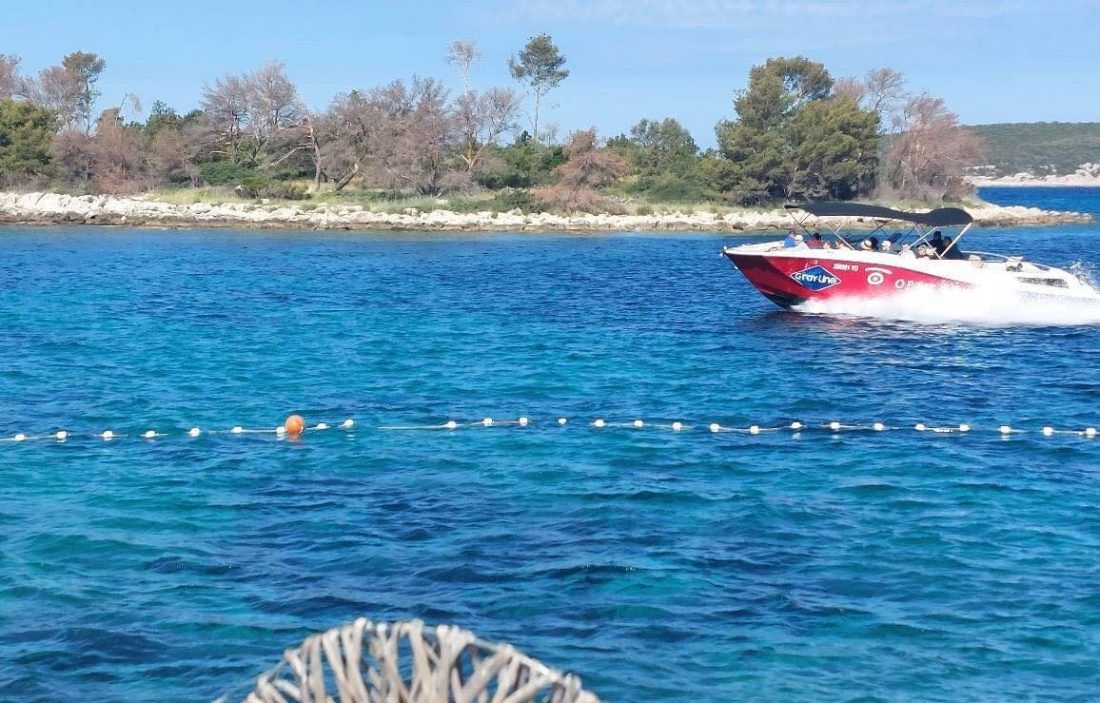 Skiperica uhvaćena u glisiranju uz ogradu s kupačima – Vlasnica agencije: “Uhvaćena je u usporavanju!”