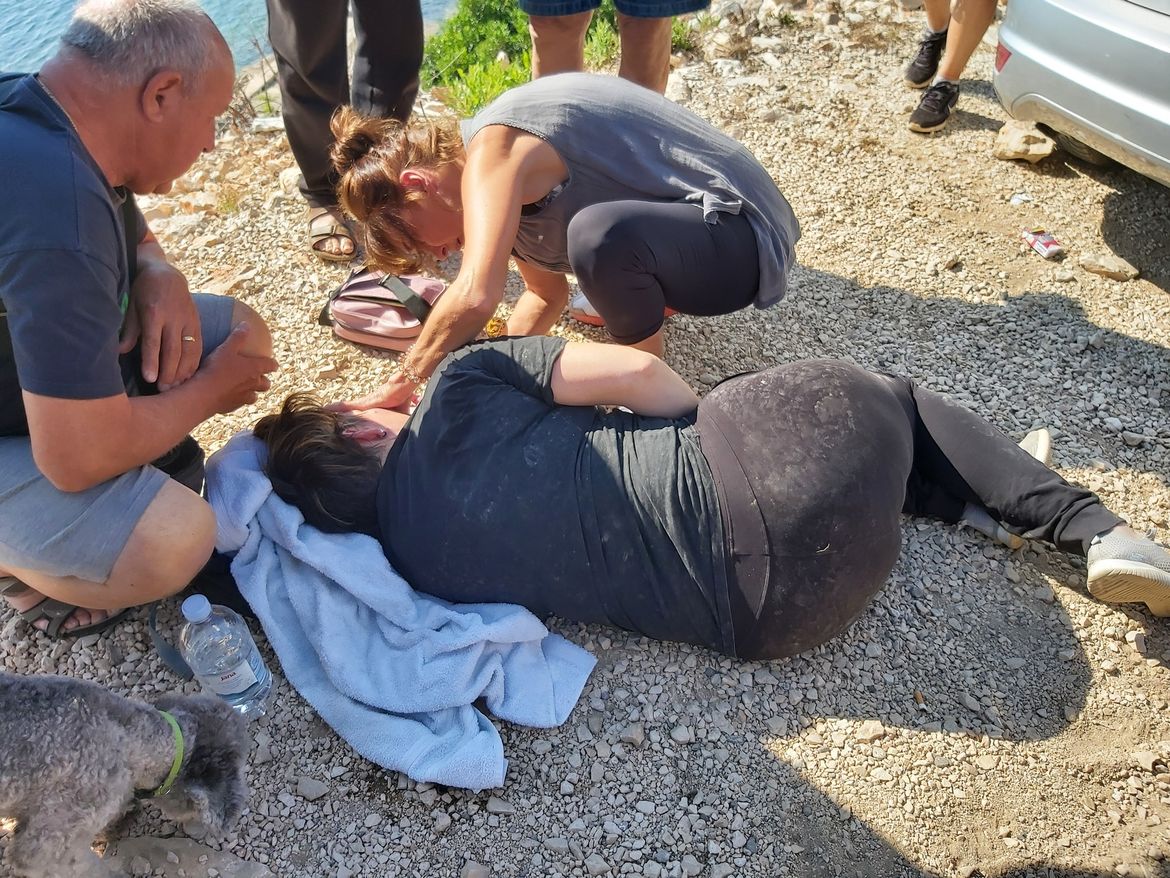 CESTA PREMA MRTVAŠKOJ ZATVORENA: “Policija je gurnula ženu, udarila je glavom u kamen”