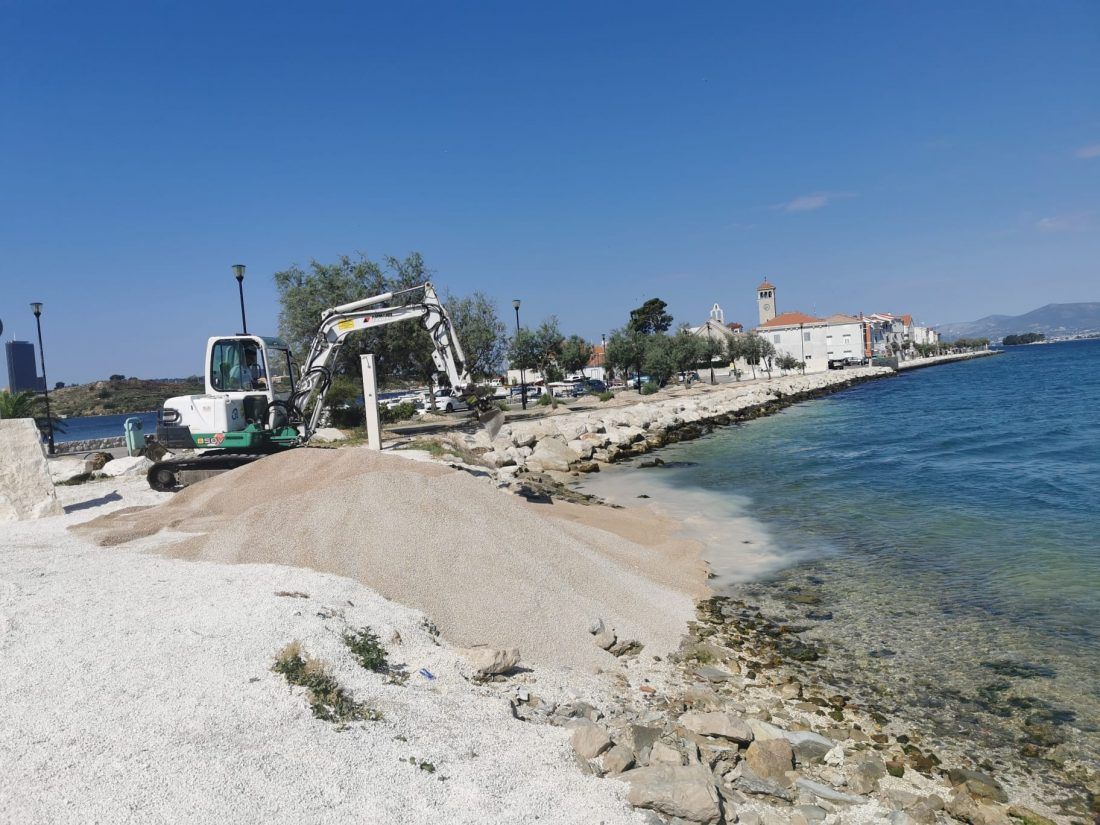 Nasipavaju plažu u toksičnom okruženju – Tko se usudi ovdje kupati?